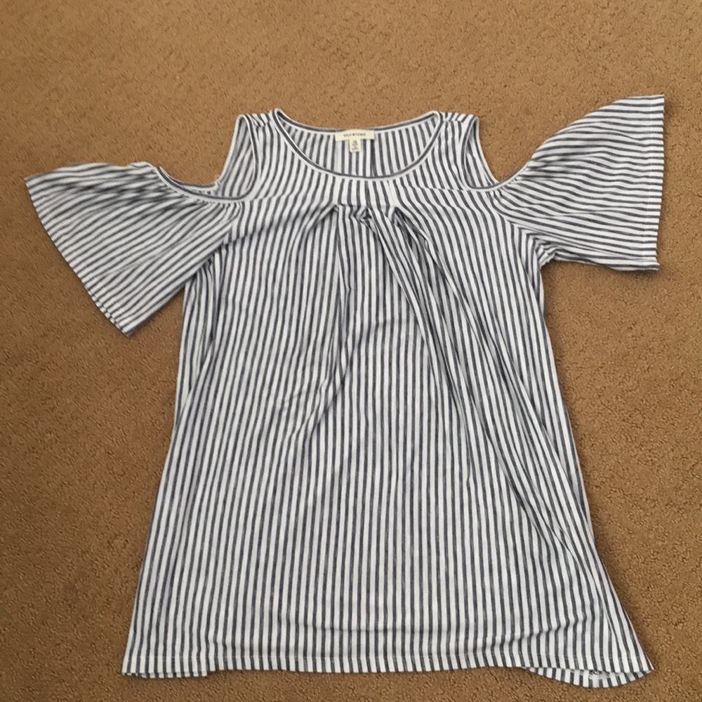Max Studio XS Cold Shoulder shirt